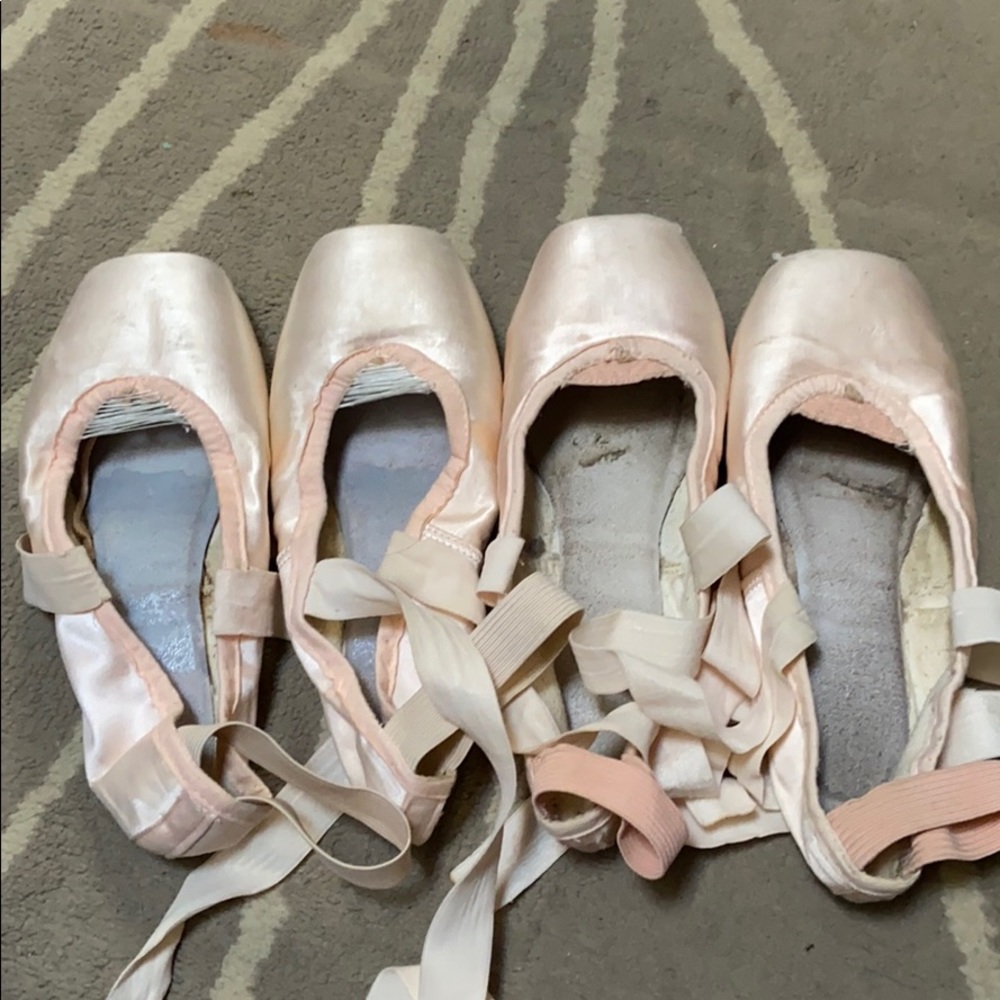 DEAD POINTE SHOES
